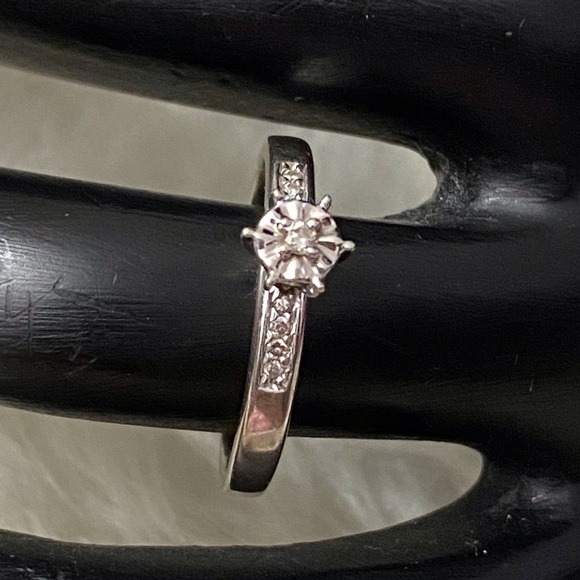 Jewelry - 10K Solid Gold Diamond Ring